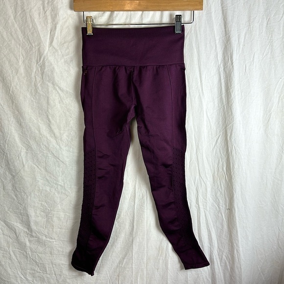 Fabletics Plum Capri Leggings xsmall CA 57737, RN 134638 - Picture 1 of 12